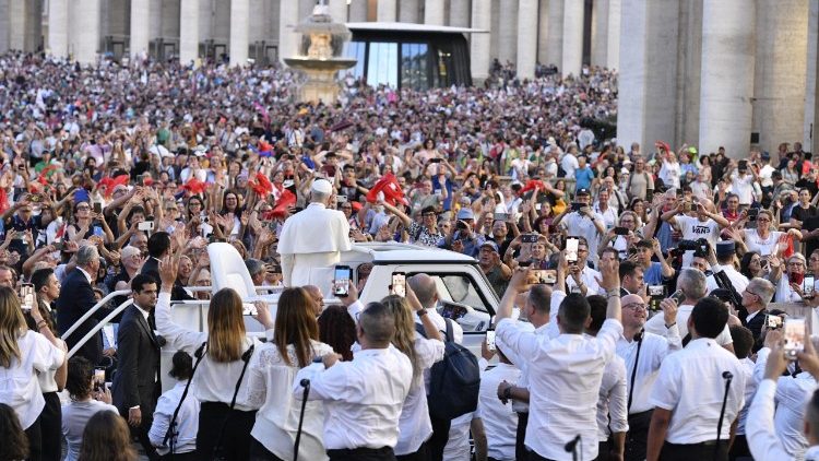 Przed główną częścią czuwania Ojciec Święty pozdrowił zebranych podczas przejazdu papmobile