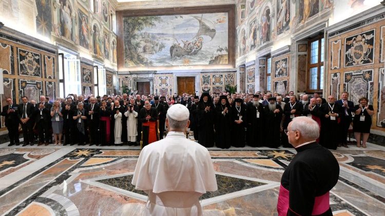 Popiežius Leonas ir konferencijos dalyviai 