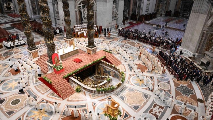 Pohled na oltář Konfese ve Svatopetrské bazilice během jedné ze mší jubilejního roku