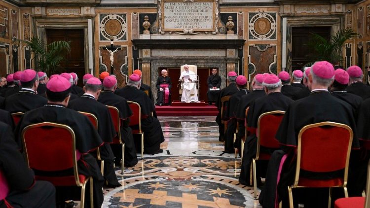 XIV. Leó pápa az apostoli nunciusokkal a Kelemen-teremben