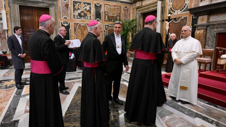 Papa pozdravlja papinske predstavnike tijekom audijencije