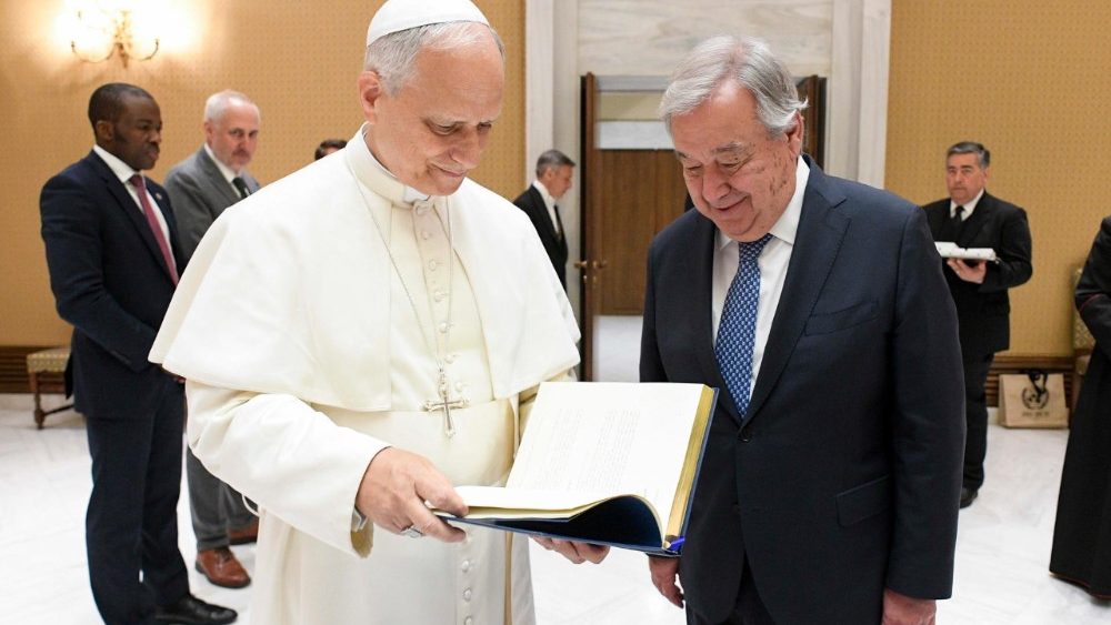 Papa Leão XIV com o secretário-geral da Organização das Nações Unidas, Sr. António Guterres.