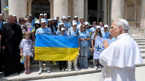 З війною в очах. Діти з Харкова зустрілися з Папою Левом XIV