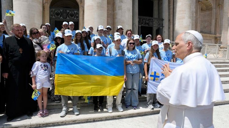 Papa Leone con un gruppo di ragazzi arrivati dall'Ucraina
