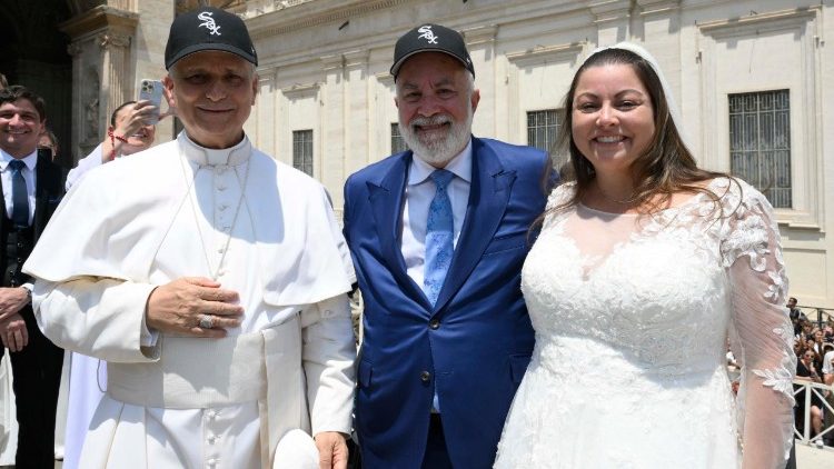 Papa Leone XIV indossa il cappellino dei Chicago White Sox durante l'udienza generale di mercoledì 11 giugno