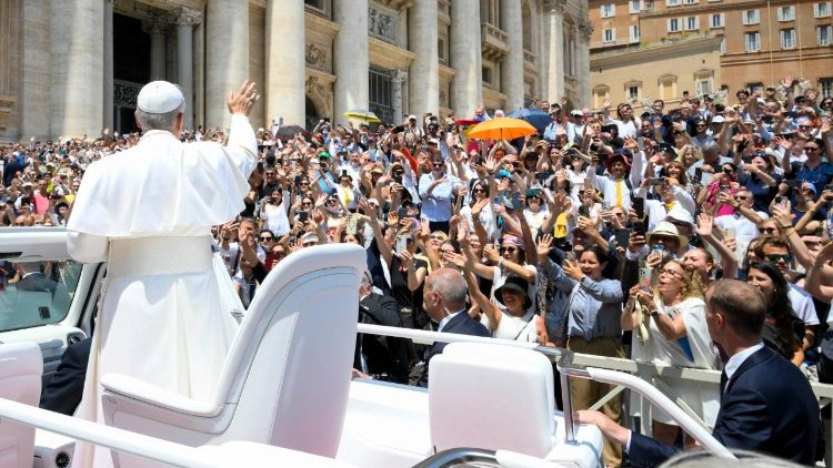 Leó pápa köszönti a híveket