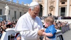 Le Pape Léon XIV bénissant des enfants lors de l'audience générale du mercredi 11 juin. 