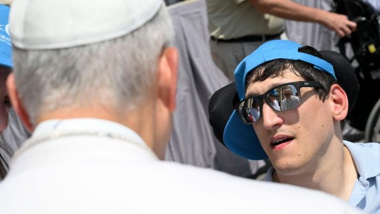 Derzeit braucht man genügend Sonnenschutz auf dem Petersplatz