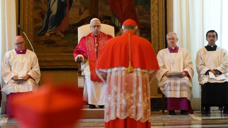 Кардинал Семераро представя на папата живота на бъдещите светци