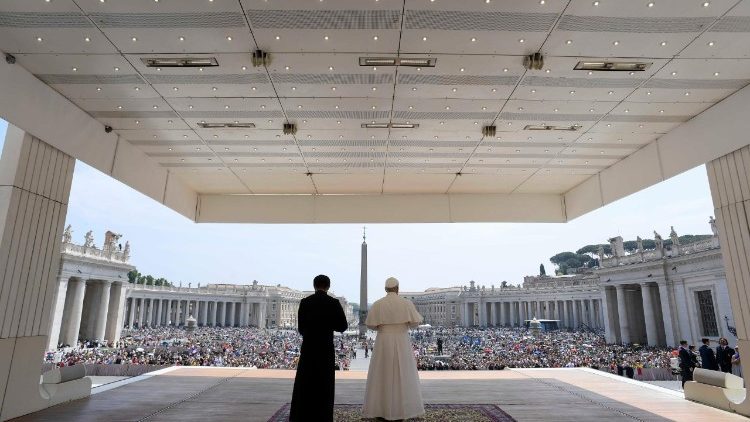 Papež Leon XIV. je na Trgu sv. Petra vodil opoldansko molitev Angel Gospodov.