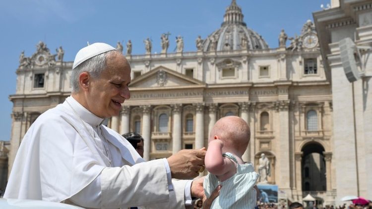La benedizione di un bambino in piazza san Pietro
