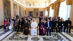 അംഗങ്ങൾക്കൊപ്പം പാപ്പാ 