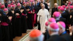 Լեւոն ԺԴ. քահանայապետը Իտալիոյ եպիսկոպոսաց համահաւաք դասին անդամներուն հետ