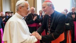 Pápež Lev XIV. a kard. Matteo Zuppi, predseda Konferencie biskupov Talianska