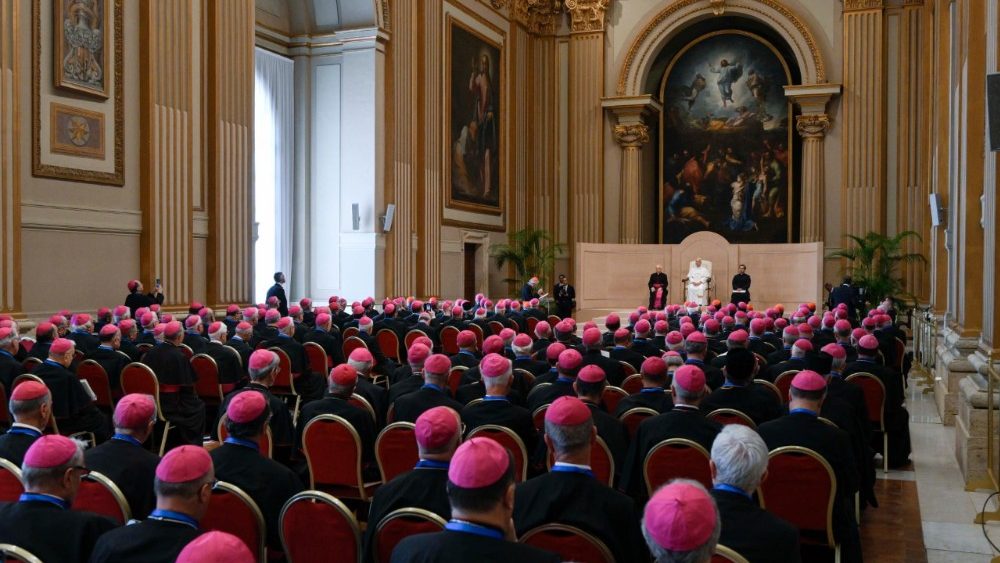 Papa com os bispos da CEI - Conferência Episcopal Italiana