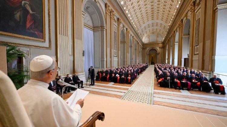 Papa com os bispos da CEI - Conferência Episcopal Italiana