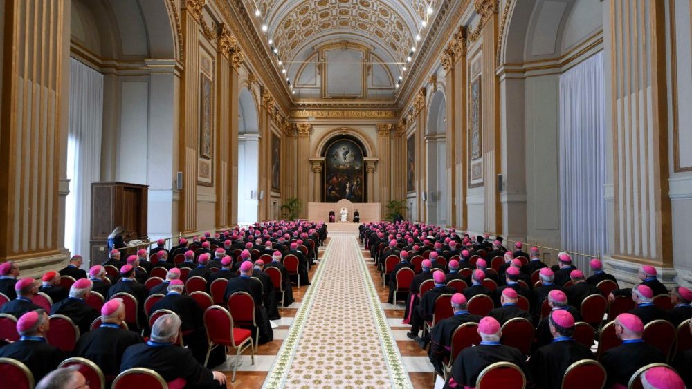 La papa Leon al XIV-lea, membrii Conferinței episcopale italiene (CEI)