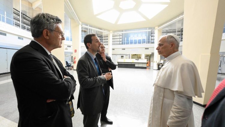 Viste du Pape au centre de diffusion de Santa Maria di Galeria.