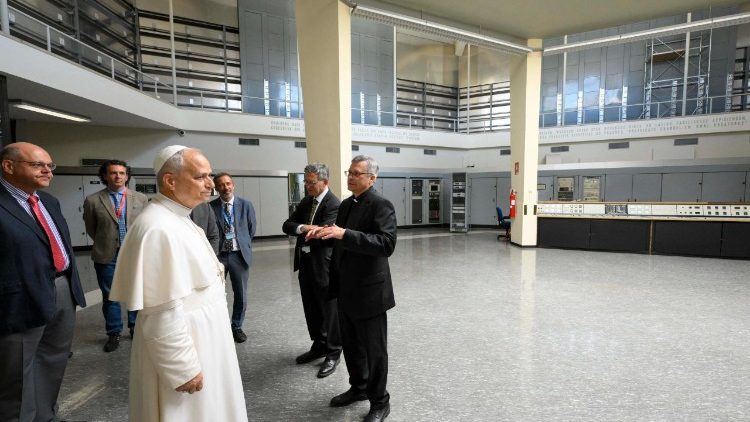Le Pape Léon XIV en visite au centre technique des émetteurs de Radio Vatican, le 19 juin 2025.