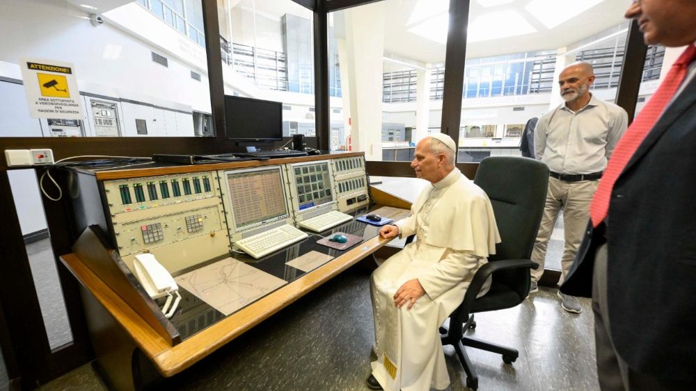 Papa durante a visita ao centro de transmissão da Radio Vaticano 