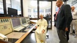 Papa Leoni XIV viziton qendrën e transmetimit të Radio Vatikanit në Santa Maria di Galeria, Romë, 19 qershor 2025.