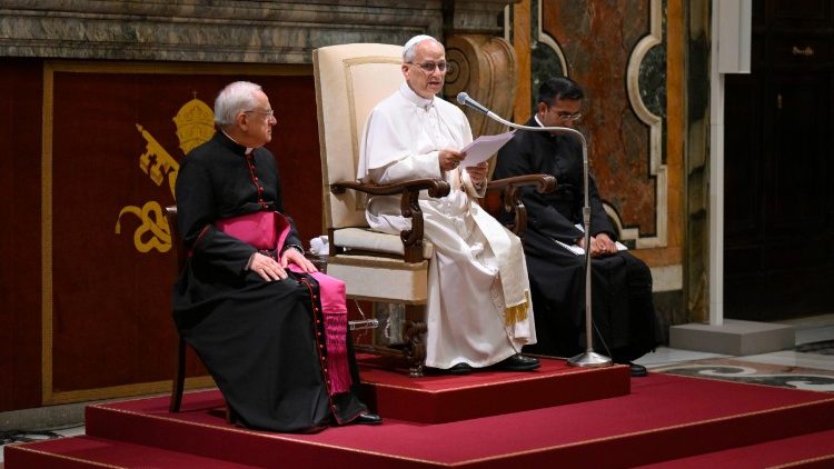 A p&aacute;pa elmondja besz&eacute;d&eacute;t