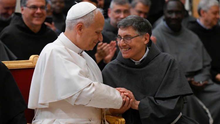 Papež s generálním ministrem minoritů, otcem Carlosem Trovarellim
