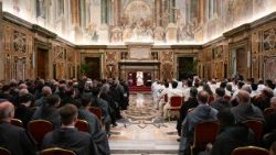 ലിയൊ പതിനാലാമൻ പാപ്പാ ഫ്രയേർസ് മൈനർ കോൺവെഞ്ച്വൽ സമൂഹത്തിൻറെയും ട്രിനിറ്റേറിയൻ സമൂഹത്തിൻറെയും പ്രതിനിധികളുമൊത്ത് വത്തിക്കാനിൽ, 20/06*25