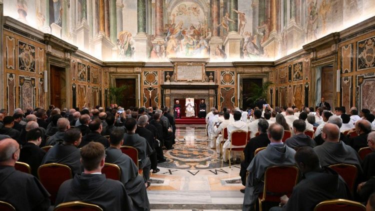 ലിയൊ പതിനാലാമൻ പാപ്പാ ഫ്രയേർസ് മൈനർ കോൺവെഞ്ച്വൽ സമൂഹത്തിൻറെയും ട്രിനിറ്റേറിയൻ സമൂഹത്തിൻറെയും പ്രതിനിധികളുമൊത്ത് വത്തിക്കാനിൽ, 20/06*25