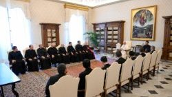 León XIV con algunos sacerdotes de la Pontificia Academia Eclesiástica, foto de archivo (@VATICAN MEDIA)