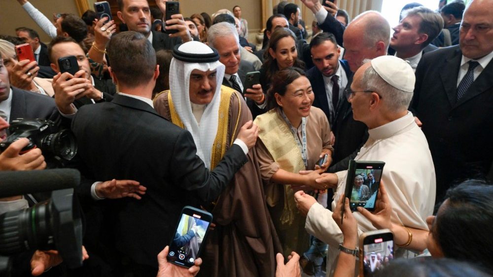 El Papa saluda a los participantes en el Jubileo de los Gobernantes el sábado 21 de junio de 2025 en el Vaticano.