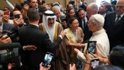 El Papa saluda a los participantes en el Jubileo de los Gobernantes el sábado 21 de junio de 2025 en el Vaticano.