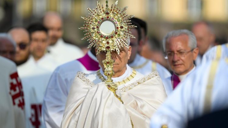 Procesión eucarística por las calles de Roma en la Solemnidad del Corpus Domini. 