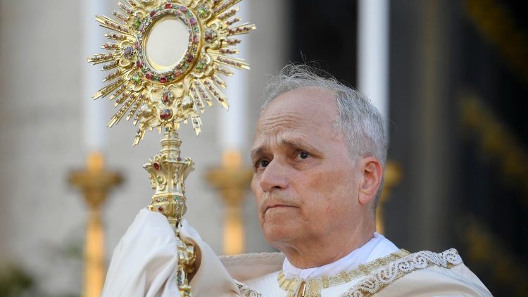 Leonas XIV suteikia Švč. Sakramento palaiminimą 