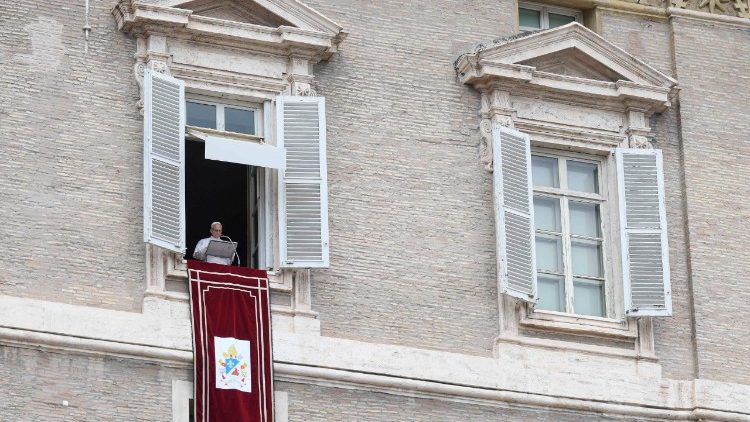Papa Leão XIV da janela do Apartamento Pontifício