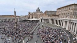 A hívek a Szent Péter-téren az Úrangyala elimádkozásakor