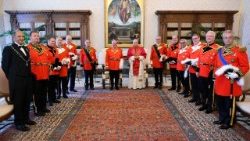 2025.06.23 Svētā Jāņa Kristītāja svētku priekšvakarā pāvests pieņem audiencē ordeņa lielmestru Džonu Danlepu kopā ar dažiem citiem ordeņa locekļiem
