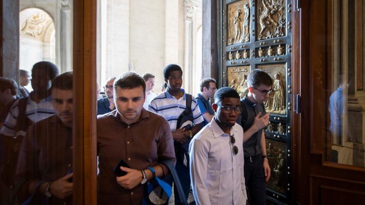 Семінарысты праходзяць праз Святую Браму ватыканскай базілікі