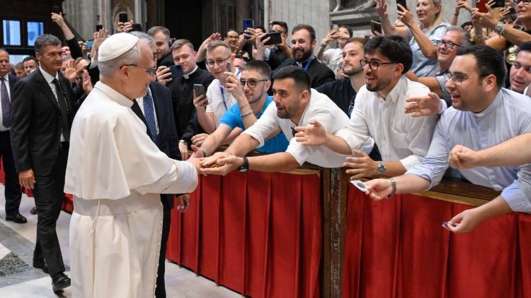 El Papa León XIV en su encuentro con los seminaristas el martes 24 de junio de 2025 en la Basílica vaticana.