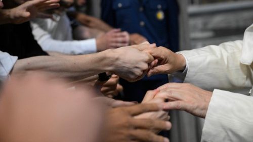 Papež odgovarja na vprašanja bralcev: Spreobrniti srca, da bi zgradili pristen in pravičen mir