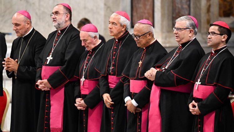 Kovács Gergely gyulafehérvári érsek (balról a második) a szeminaristák jubileumán a Szent Péter-bazilikában