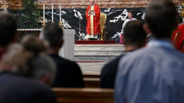 Il segretario di Stato durante la celebrazione a San Pietro