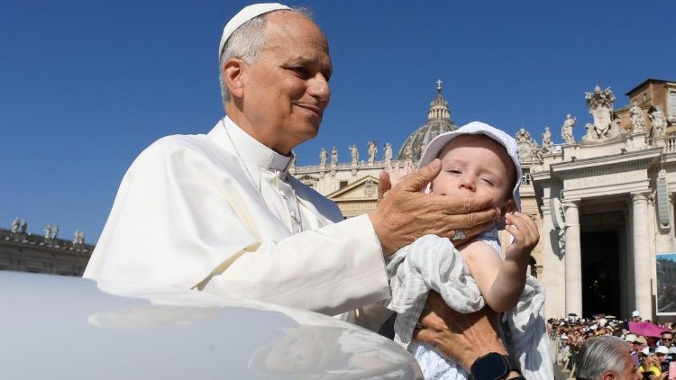 Papież na Placu Świętego Piotra przed audiencją generalną 25 czerwca