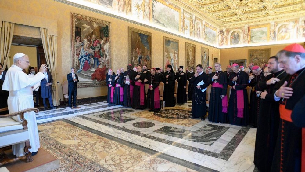 Леў XIV з біскупамі-рэдэмптарыстамі і скалабрыніянамі