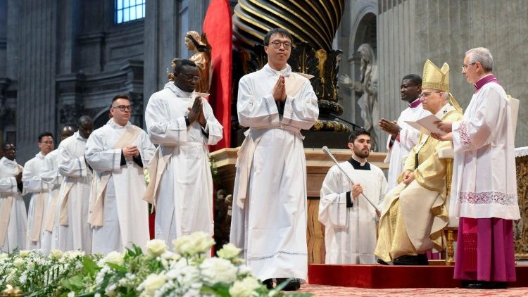 Os sacerdotes ordenados no ano passado pelo Papa Leão XIV na Basílica de São Pedro