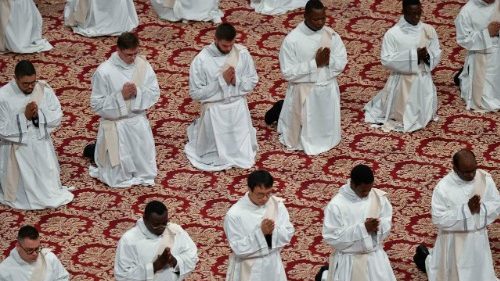 La lavanda dei piedi del Papa a 12 sacerdoti romani