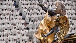 Ilustrační záběr z loňských kněžských svěcení v bazilice sv. Petra