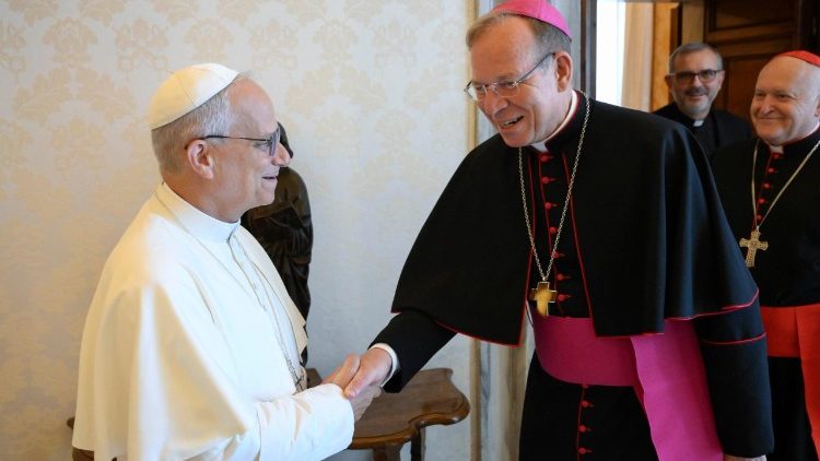 Dom Gintaras Grušas, presidente do CCEE, ao encontrar o Papa Leão XIV 