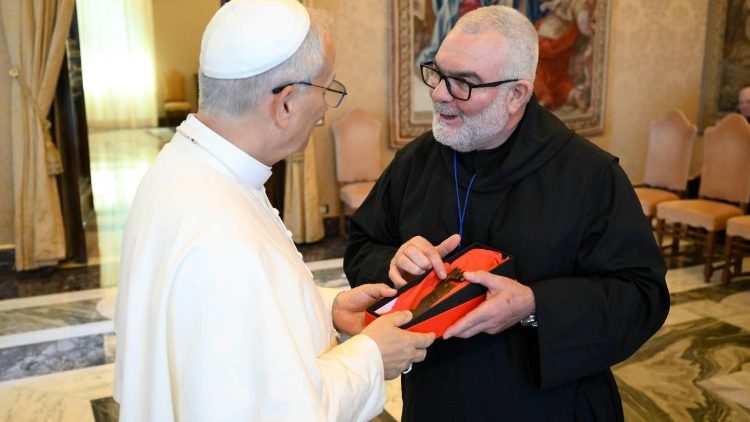 Le Pape et un des participants au chapitre général des congrégations bénédictines de Vallombreuse