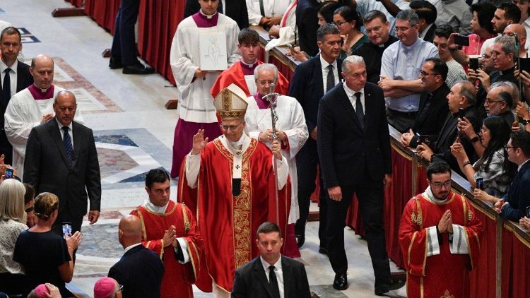 Il Papa saluta i fedeli presenti in Basilica